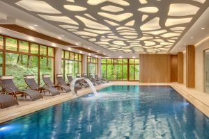 A indoor swimming pool at Danubius Health Spa Resort in Marianske Lazne